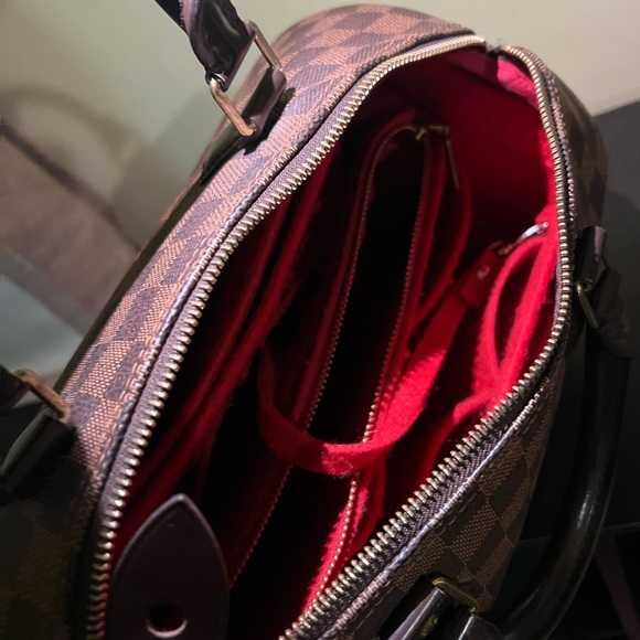 Speedy 30 Elegant Compact Louis Vuitton handbag with red matching insert - Picture 4 of 7